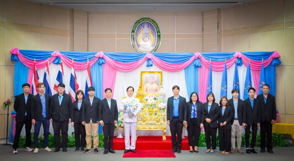 พระเจ้าวรวงศ์เธอ พระองค์เจ้าสิริภาจุฑาภรณ์ ทรงโปรดประทานแจกันดอกไม้ เนื่องในวันคล้ายวันเกิด ผศ.ดร.ชุมพล เสมาขันธ์ อธิการบดีมหาวิทยาลัยราชภัฏพิบูลสงคราม