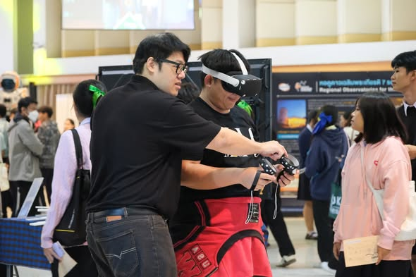 สถาบันเทคโนโลยีดิจิทัล มหาวิทยาลัยราชภัฏพิบูลสงคราม ร่วมจัดบูทการสาธิตนวัตกรรมการเรียนการสอนที่ใช้เทคโนโลยีดิจิทัลสุดล้ำ แนะนำแอปพลิเคชัน DEKPIBUL สำหรับนักศึกษาเพื่อเข้าถึงข้อมูลข่าวสารกิจกรรม และบริการต่าง ๆ ของมหาวิทยาลัยได้อย่างสะดวก รวดเร็ว พร้อมสาธิตการใช้งานจริงในงาน